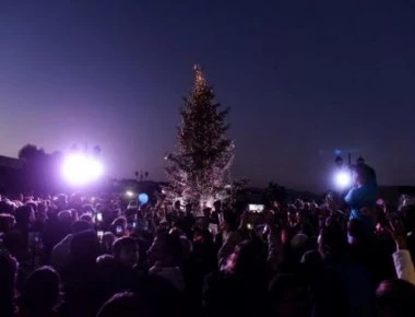 Μάτι: Άναψαν το Χριστουγεννιάτικο δέντρο πλημμυρίζοντας τους πυρόπληκτους με συναισθήματα αισιοδοξίας (φωτο - βίντεο)